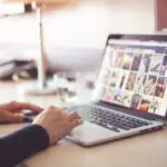 Ordinateur avec un écran qui affiche une banque d'image